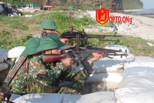 Ban CHQS huyện Lý Sơn tổ chức diễn tập chiến thuật vòng tổng hợp có bắn đạn thật cho đại đội Bộ binh 1.