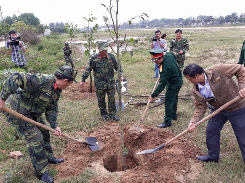 Ban CHQS thành phố Quảng Ngãi trồng 400 cây nhân dịp Tết trồng cây