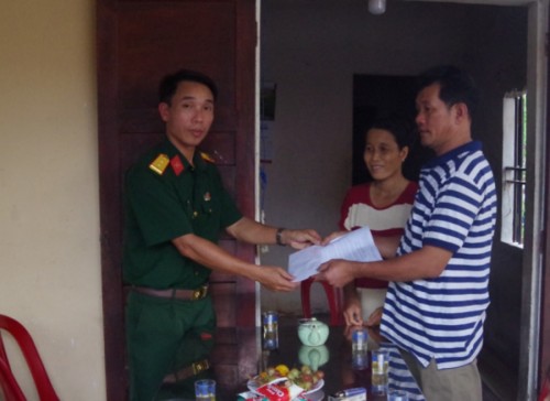 Ban CHQS huyện Lý Sơn trao tặng dụng cụ sữa xe đạp cho hộ nghèo