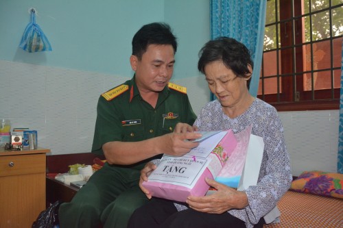 Thăm tặng quà các gia đình chính sách nhân dịp 27.7