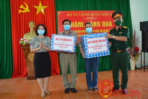 Thăm, tặng quà cho người có công với cách mạng