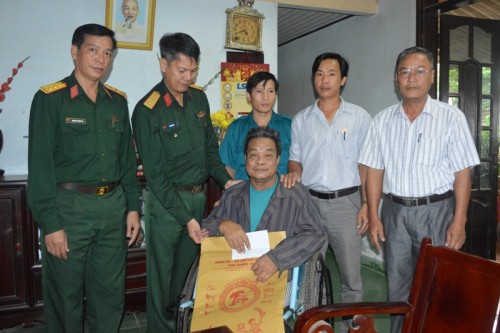 Thăm, tặng quà thương, bệnh binh, gia đình liệt sĩ nhân kỷ niệm 40 năm Ngày chiến thắng chiến tranh bảo vệ biên giới Tây Nam.