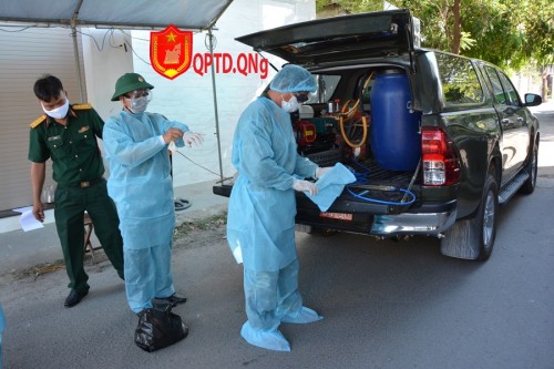 Bộ CHQS tỉnh Quảng Ngãi phun thuốc khử trùng khu vực nhà ở của bệnh nhân 419