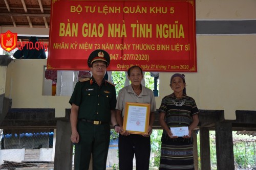 Bộ Tư lệnh Quân khu 5 và Bộ Chỉ huy Quân sự tỉnh nghiệm thu và bàn giao 02 ngôi nhà tình nghĩa và nhà đồng đội.