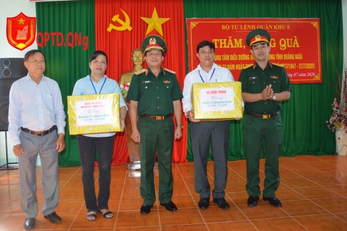 Quân khu 5 thăm, tặng quà cho các đối tượng chính sách trên địa bàn tỉnh