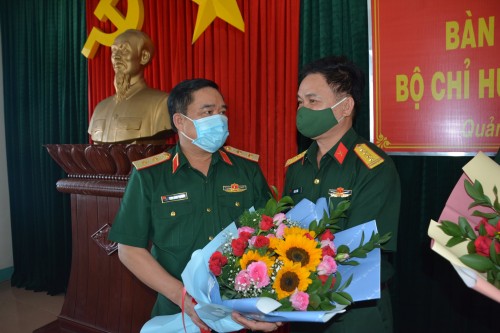 THƯỜNG VỤ ĐẢNG ỦY QUÂN SỰ TỈNH BÀN GIAO NHIỆM VỤ CHÍNH ỦY BỘ CHỈ HUY QUÂN SỰ TỈNH QUẢNG NGÃI