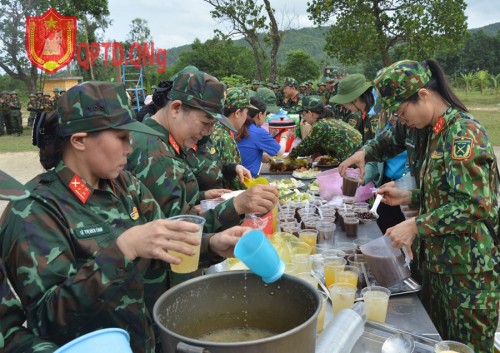 BÁT NƯỚC THAO TRƯỜNG, ẤM TÌNH ĐỒNG ĐỘI