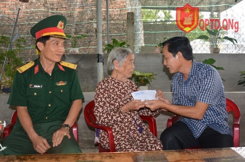 Bí thư Huyện ủy Tư Nghĩa thăm, tặng quà mẹ Việt Nam anh hùng trên địa bàn huyện.