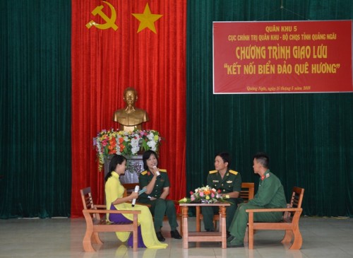 Hội Phụ nữ LLVT Quân Khu 5 tặng quà  tại huyện Lý Sơn