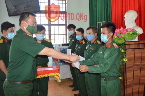 Gặp mặt và tặng quà cho cán bộ, chiến sỹ có hoàn cảnh khó khăn do ảnh hưởng dịch Covid-19.