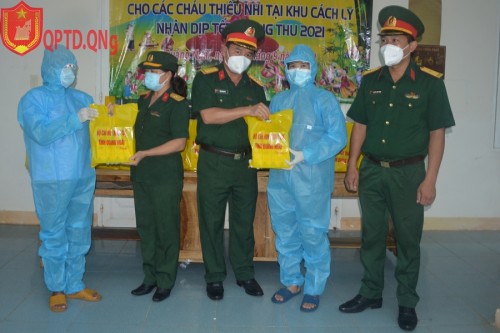 Tặng quà tết Trung thu cho thiếu nhi tại các khu phong tỏa