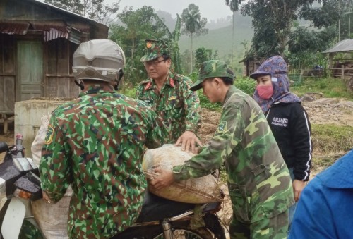 LLVT HUYỆN SƠN TÂY: DI DỜI CÁC HỘ DÂN RA KHỎI VÙNG SẠT LỞ NÚI