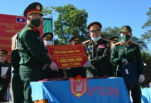 Bàn giao kinh phí hỗ trợ xây dựng, công trình hữu nghị Quân sự năm 2020 cho Bộ CHQS tỉnh Chăm Pa Sắc-Lào