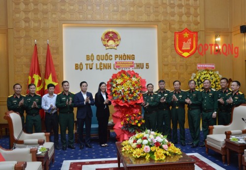 BÍ THƯ TỈNH ỦY, CHỦ TỊCH UBND TỈNH QUẢNG NGÃI CHÚC MỪNG BỘ TƯ LỆNH QUÂN KHU 5