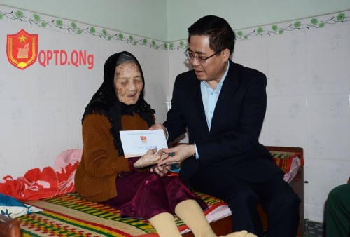 CHỦ TỊCH UBND TỈNH NGUYỄN HOÀNG GIANG THĂM, TẶNG QUÀ GIA ĐÌNH CÓ CÔNG CÁCH MẠNG