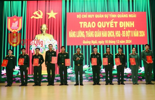 TRAO QUYẾT ĐỊNH NÂNG LƯƠNG, THĂNG QUÂN HÀM CHO 100 QUÂN NHÂN CHUYÊN NGHIỆP, HẠ SĨ QUAN- BINH SĨ.