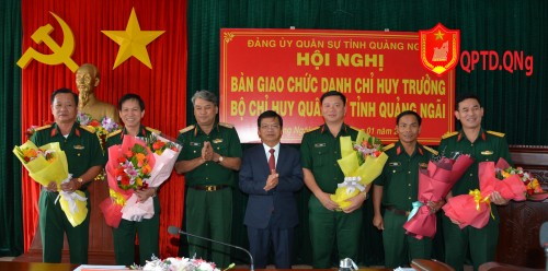 BÀN GIAO GIAO CHỨC DANH CHỈ HUY TRƯỞNG BỘ CHỈ HUY QUÂN SỰ TỈNH QUẢNG NGÃI