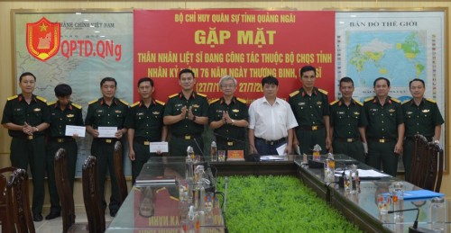 Bộ CHQS tỉnh tổ chức gặp mặt, tặng quà đối với các thân nhân liệt sĩ là cán bộ, nhân viên đang công tác trong LLVT tỉnh.