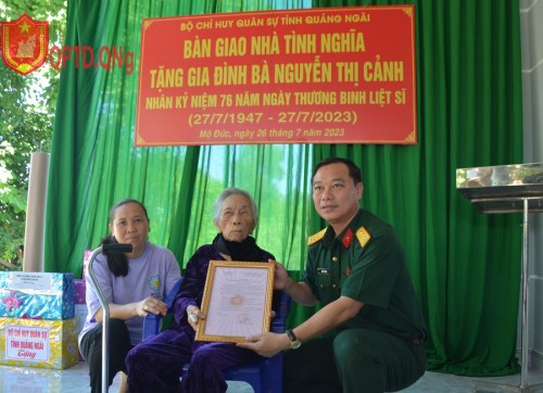 Bộ Tham mưu, Cục Hậu cần Quân khu 5 và Bộ CHQS tỉnh  bàn giao 05 nhà tình nghĩa.