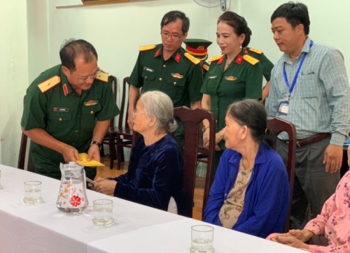 Quân khu 5 thăm và tặng quà Trung tâm điều dưỡng người có công tỉnh Quảng Ngãi nhân kỷ niệm 76 năm Ngày Thương binh-Liệt sĩ