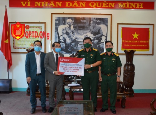 Công ty AIA và Ngân hàng cổ phần thương mại Quân đội chi nhánh Quảng Ngãi  ủng hộ vật tự bảo hộ y tế và nhu yếu phẩm cho Bộ CHQS tỉnh Quảng Ngãi.