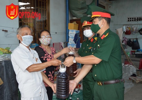 Cựu chiến binh hỗ trợ nước mắm cho trung tâm cách ly